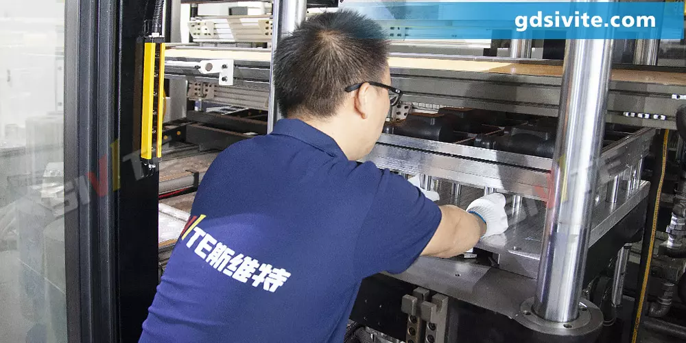 Thermoforming machine mold replacement